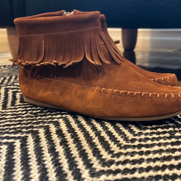 Minnetonka Other - Minnetonka fringed moccasins
